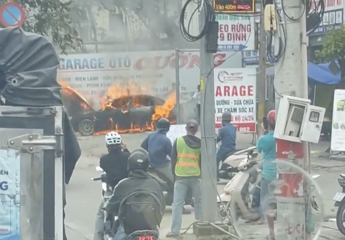 Ô tô đậu trong garage thì bốc cháy.