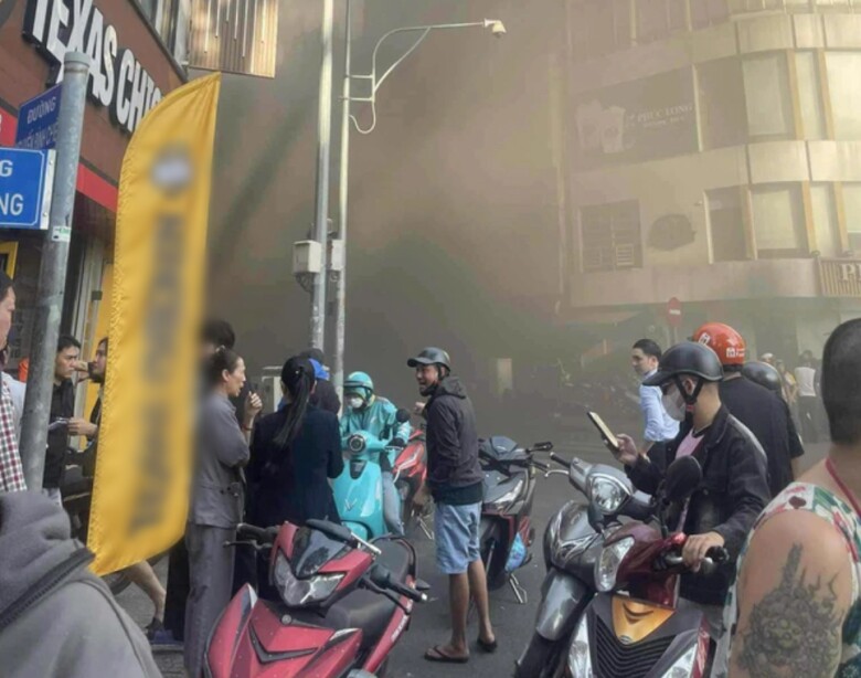 Hỏa hoạn khiến người dân khu vực lo lắng.