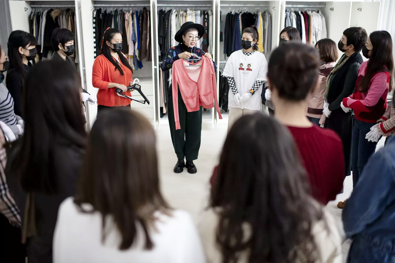 Các đại gia sẵn sàng chỉ tiền để tủ đồ được sắp xếp một cách khoa học