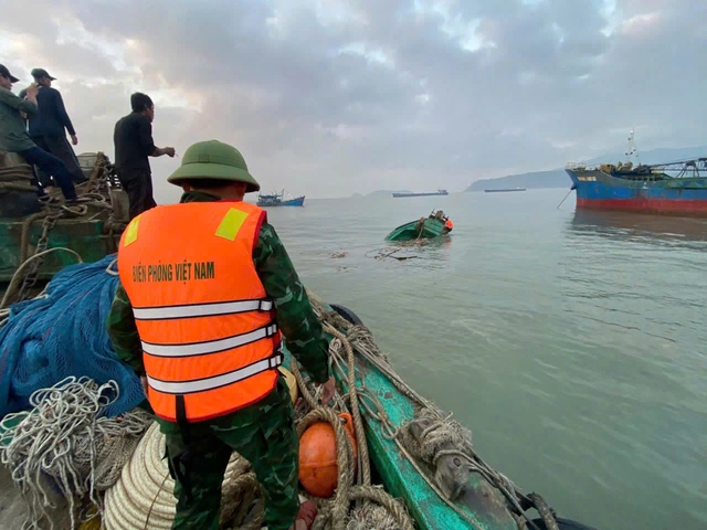 Lực lượng biên phòng cùng các tàu bạn ứng cứu ngư dân gặp nạn và lên phương án hỗ trợ trục vớt tàu bị chìm.