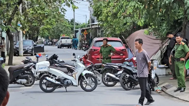 Công an phong tỏa hiện trường, khám nghiệm điều tra. Ảnh: CA