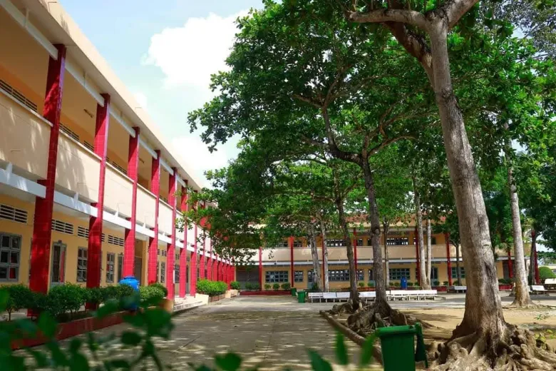 Ngôi trường làng bình yên rợp bóng mát
