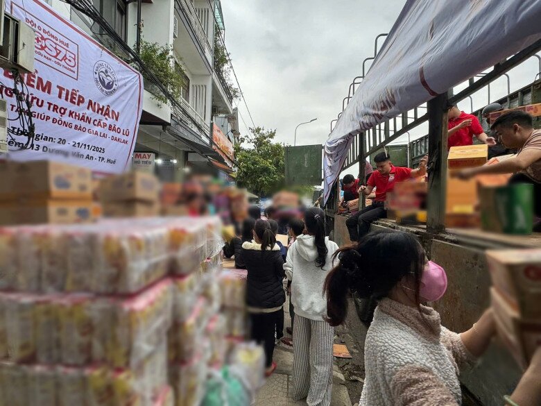 Điểm tiếp nhận hàng cứu trợ của Đội 0 đồng Huế.