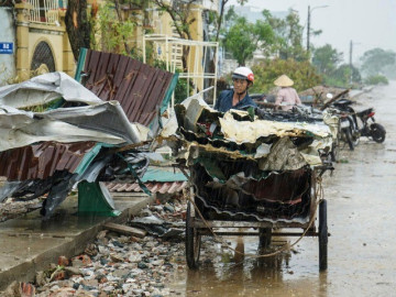 Sau khi nhà cửa bị lốc xoáy tàn phá, người dân gạt nước mắt gom đồ hư hỏng để bán sắt vụn