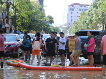 Nước lũ vừa rút, người dân Thái Nguyên hối hả dọn dẹp