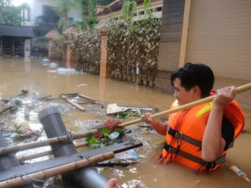 2 bạn trẻ lao vào rốn lũ cứu đói cho người dân