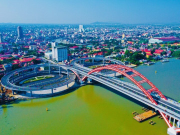 Thành phố nào có Làng tiến sĩ xứ Đông, từng được vua ban chiếu khen ngợi, là quê của danh nhân Nguyễn Trãi nổi tiếng?