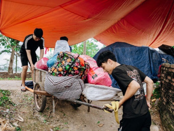 Người dân ngoại thành Hà Nội trở về nhà, khôi phục cuộc sống sau lũ