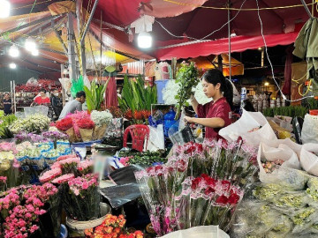 Chợ hoa lớn nhất Hà Nội cận 20/10: Tiểu thương gần như không có thời gian ngủ
