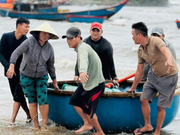 "Đánh liều" ra khơi giữa sóng lớn, ngư dân Quảng Ngãi trúng đậm