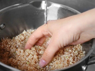 Ngâm gạo lứt trước khi nấu có tác dụng gì?