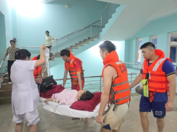 Video: Bệnh viện TW Huế ngập sâu, gấp rút chuyển bệnh nhân lên tầng 2