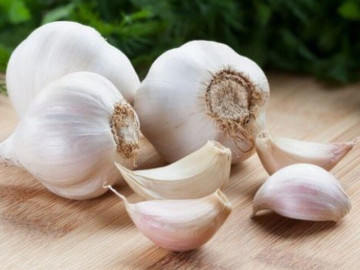 5 lợi ích khi ăn 2 tép tỏi với nước ấm mỗi sáng