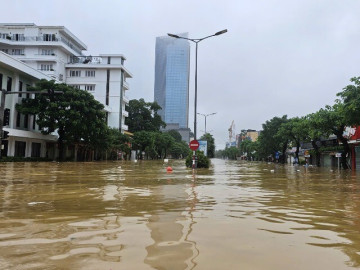 Ngập lụt ở Huế còn phức tạp và kéo dài, hơn 200.000 hộ dân đang mất điện