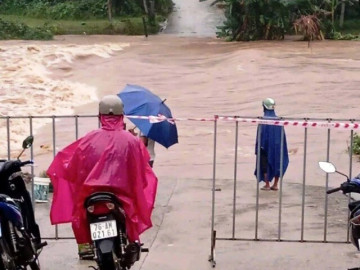 CLIP: Quảng Ngãi mưa trắng trời, nguy cơ lũ chồng lũ