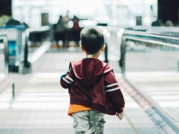 Anh nghe lời chú bỏ rơi em ở bệnh viện, 42 năm sau, đứa trẻ 5 tuổi ngày ấy tìm về trong nước mắt 