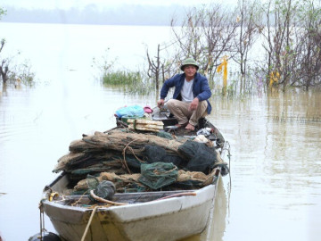 Những người hùng thầm lặng: Mang cả "gia tài" đi cứu người