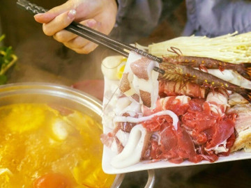 5 con phố lẩu nướng ôm cả mùa đông Hà Nội, menu toàn đặc sản, 200k là no nê quên lối về