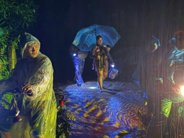 Trưởng thôn báo có vết nứt núi, hàng chục người phải sơ tán khẩn trong bão