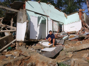 Bờ biển Quảng Ngãi tan hoang sau bão, người dân thất thần bên căn nhà chỉ còn vách tường nghiêng ngả