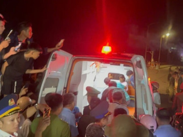 Hình ảnh hàng trăm người đón 2 người Lý Sơn sống sót kỳ diệu sau 2 ngày trôi dạt trên biển