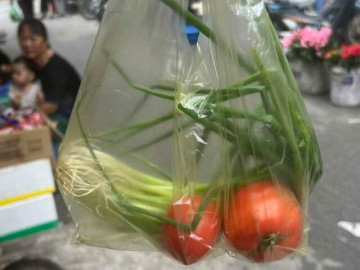 Bữa cơm nhà 'đảo lộn' vì rau đắt đỏ