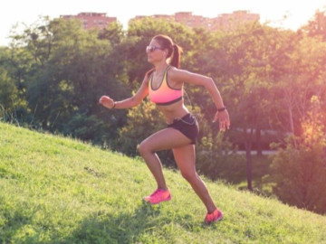 5 bài tập đi bộ giúp giảm mỡ bụng cho người trên 50 tuổi