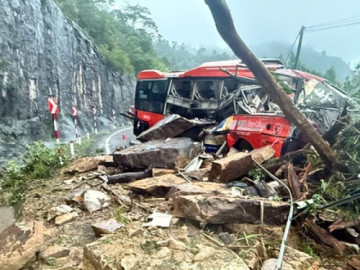 Cận cảnh hiện trường vụ sạt lở đèo Khánh Lê khiến 6 người chết, 16 người bị thương