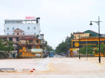 Huế chìm trong nước, còi hú cảnh báo vang khắp thành phố