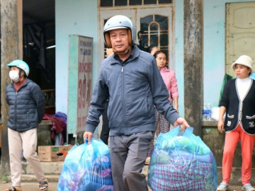 Người dân Huế gửi nhu yếu phẩm vào tâm lũ Đắk Lắk dù vừa trải qua 4 đợt lũ