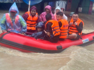 Lao vào biển nước cứu người ở tâm lũ Đăk Lăk