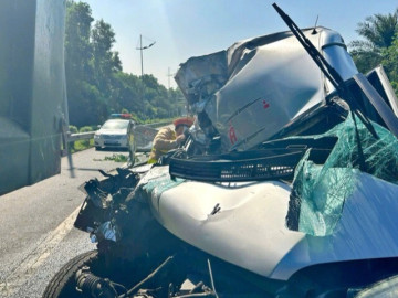 Tai nạn liên hoàn tại Hà Nội: Hành khách mắc kẹt trong ô tô được cứu sống