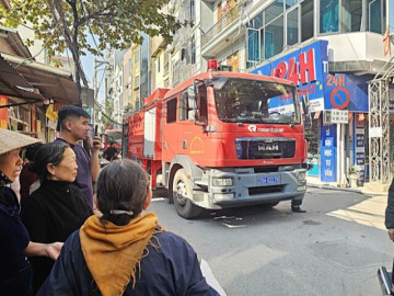 Hà Nội: Cháy nhà 8 tầng trong ngõ sâu, cảnh sát kéo vòi 250m để dập lửa