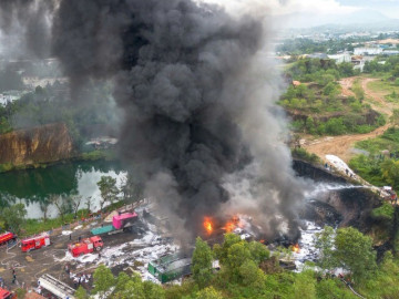 Cháy kho bãi kinh hoàng ở Đà Nẵng, khói đen che kín cả mảng trời