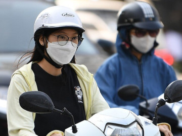 Bụi mù bao phủ Thủ đô: Người Hà Nội vật lộn đối phó với cảnh "mắt cay, thở khó"