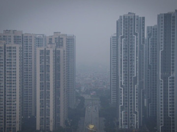 Mưa phùn không làm tan sương: Hà Nội mịt mù và ngột ngạt, tầm nhìn giảm mạnh