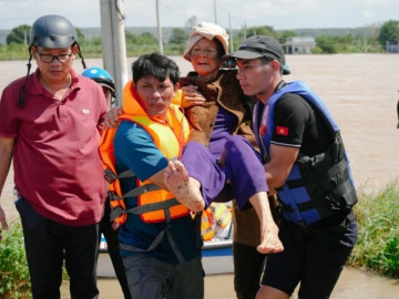 Đội cứu hộ Bình Thuận xuyên đêm "giải cứu" dân thoát lũ