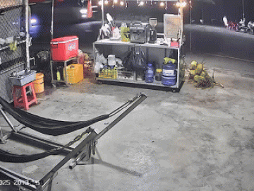 Ôtô lao vào nhóm thanh niên uống nước ven đường, hai người chết