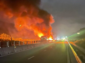 Clip 3 ô tô lao vào nhau rồi cùng bốc cháy ngùn ngụt trên đường cao tốc Vân Phong – Nha Trang