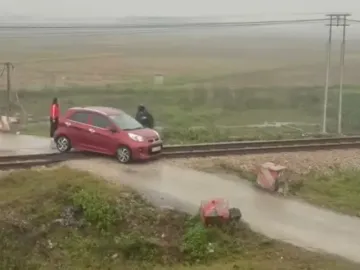 Khoảnh khắc lái tàu phanh gấp cứu ô tô mắc kẹt trên đường ray
