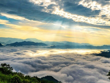 Theo chân giới trẻ lên Đồn Đèn đón bình minh và săn biển mây tuyệt đẹp