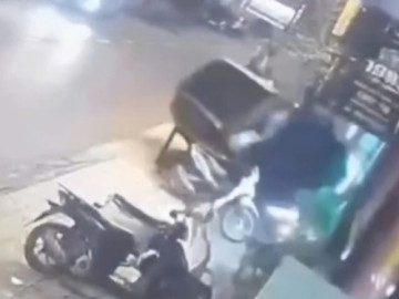 Clip ô tô bất ngờ lao lên vỉa hè tông trúng 3 người tại Quảng Trị