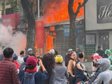 VIDEO: Hà Nội cháy lớn trên phố Lò Đúc, nhiều người hoảng sợ