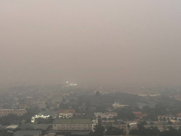 Ô nhiễm kéo dài, bụi mịn bao trùm hàng loạt tòa nhà cao tầng ở Hà Nội