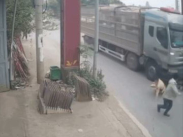 Vì sao người đàn ông đẩy đại úy CSGT vào đầu xe tải đang lao tới?