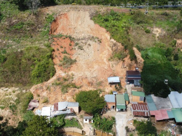 Hình ảnh hiện trường khu đồi ở Lâm Đồng sạt lở nghiêm trọng, di dời khẩn cấp nhiều hộ dân