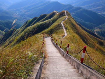 Cách Hà Nội hơn 200km, đây là 5 điểm đến thú vị dành cho tín đồ trekking, có nơi được ví như “nóc nhà Quảng Ninh” 