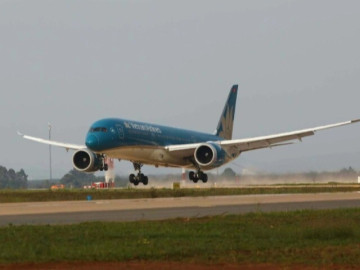 Boeing 787 Dreamliner đáp xuống sân bay Long Thành