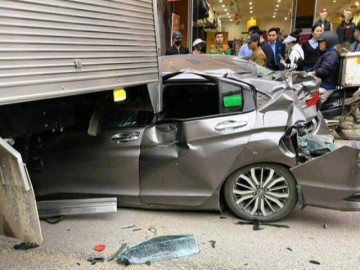 Tin tức - 6 ô tô tông liên hoàn trên Quốc lộ 1A, 1 ô tô bẹp dúm