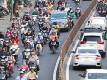 Trong 10 phút, hàng chục xe máy chạy ngược chiều, leo vỉa hè trên đường Quang Trung